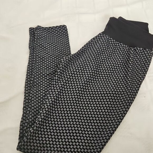 Black and Gray Leggings With Butt-Lift - Picture 15 of 16